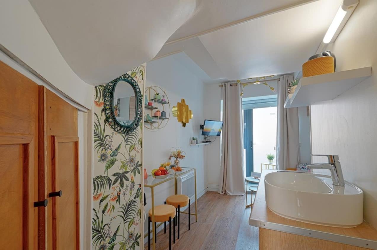 Апартаменты Cosy Renovated Studio In Heart Of Marais, Best Area To Discover In Париж Экстерьер фото